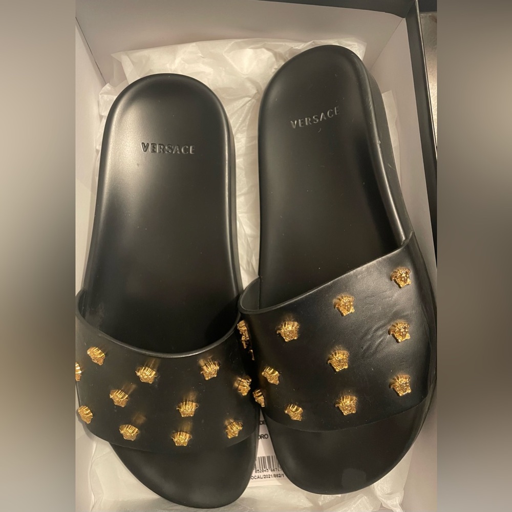 Original Versace slippers
Sandal slides
Flat black versace original